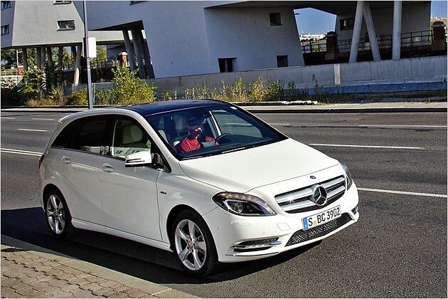 Ein großer Kühlergrill prägt die Frontansicht