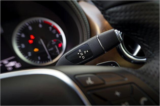 Das Siebengang-Doppelkupplungsgetriebe wird mit einem Hebel am Lenkrad bedient