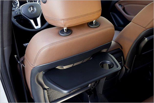 Die Klapptische im Fond sind praktisch, schmälern aber die Beinfreiheit