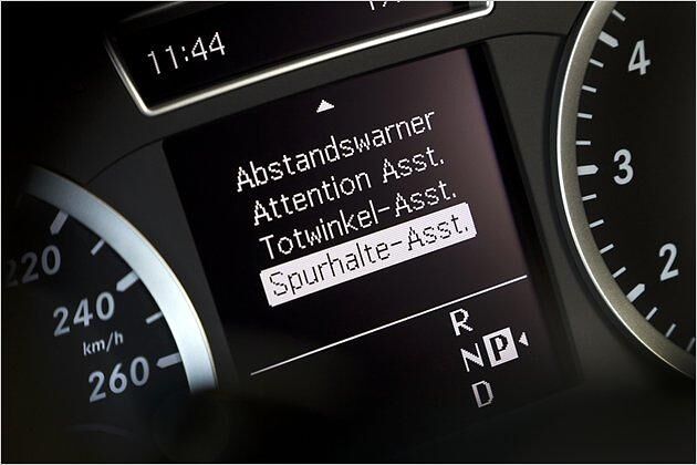 Der Müdigkeitswarner "Attention Assist" ist Serie, alle anderen Assistenten auf dem Bild kosten Aufpreis