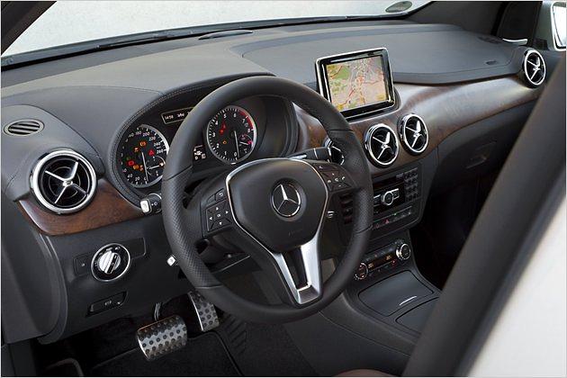 Auf Wunsch verschönern Holz-Applikationen das Cockpit