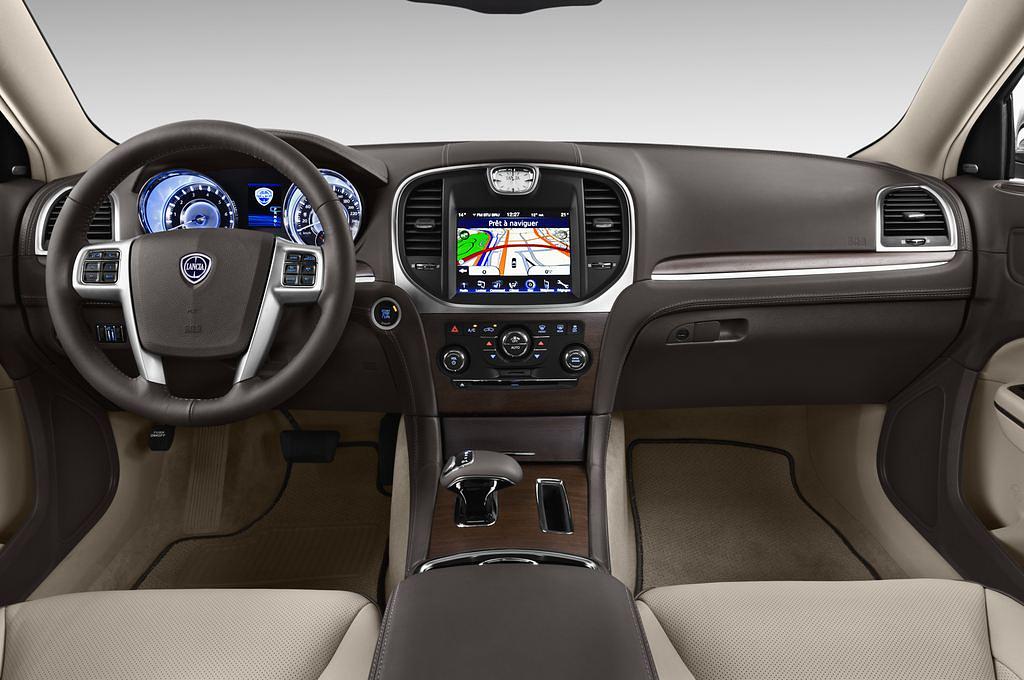 Lancia Thema (Baujahr 2011) Platinum 4 Türen Cockpit und Innenraum