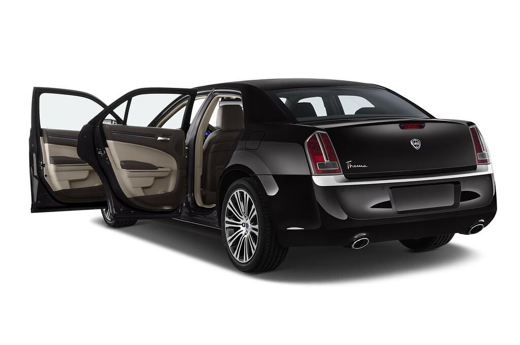 Lancia Thema (Baujahr 2011) Platinum 4 Türen Tür geöffnet