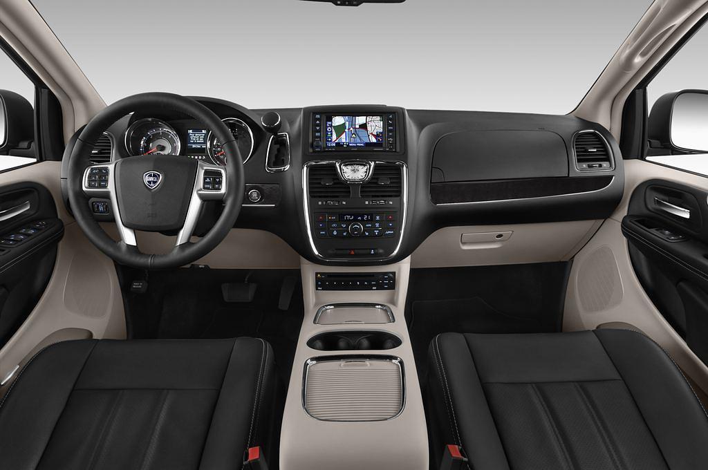 Lancia Voyager (Baujahr 2013) - 5 Türen Cockpit und Innenraum