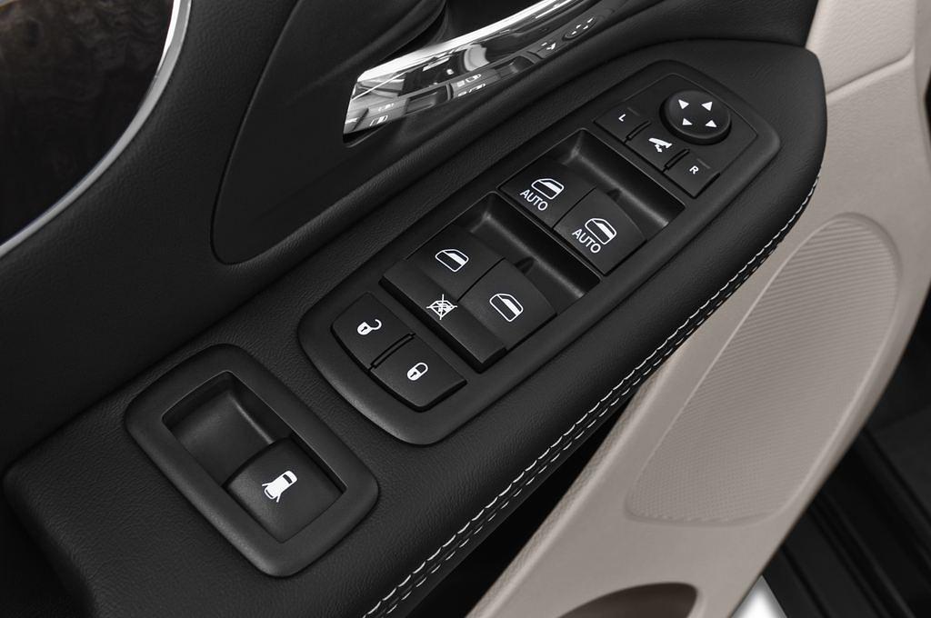 Lancia Voyager (Baujahr 2013) - 5 Türen Bedienungselemente Tür