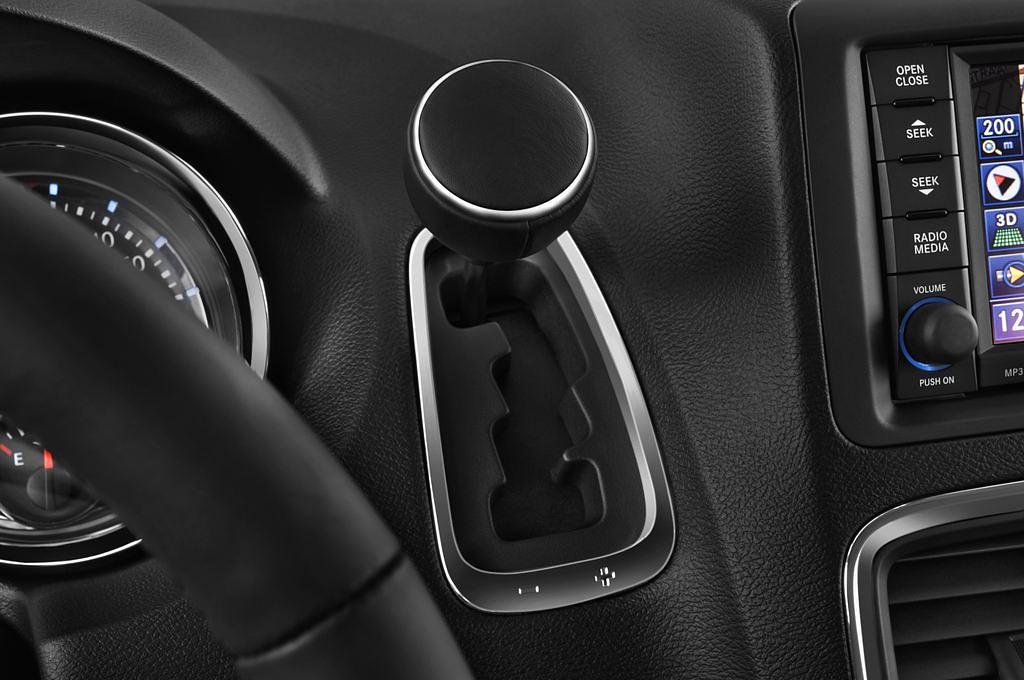 Lancia Voyager (Baujahr 2013) - 5 Türen Schalthebel