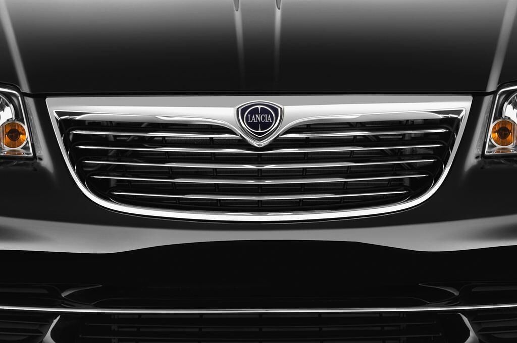 Lancia Voyager (Baujahr 2013) - 5 Türen Kühlergrill und Scheinwerfer