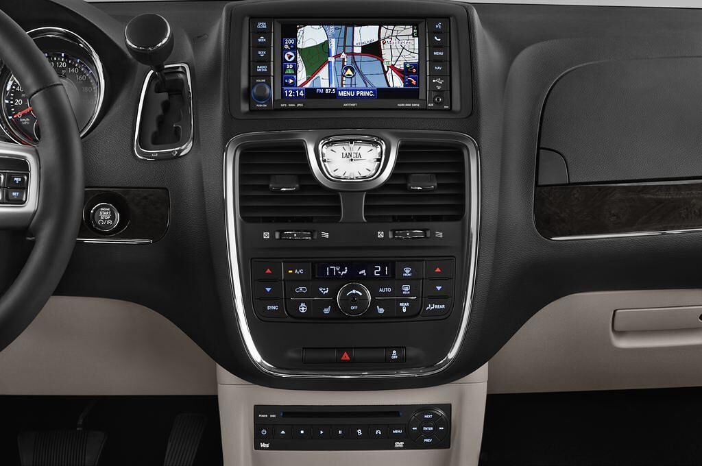 Lancia Voyager (Baujahr 2013) - 5 Türen Mittelkonsole