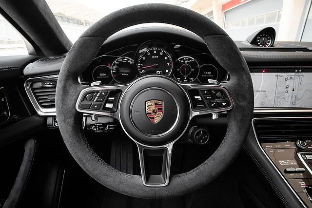 Wie gehabt: Mit dem Drehknopf stellt man den Panamera GTS scharf