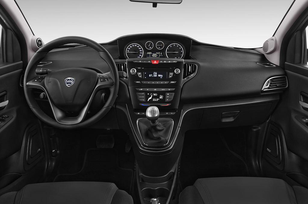 Lancia Ypsilon (Baujahr 2011) Silver 5 Türen Cockpit und Innenraum