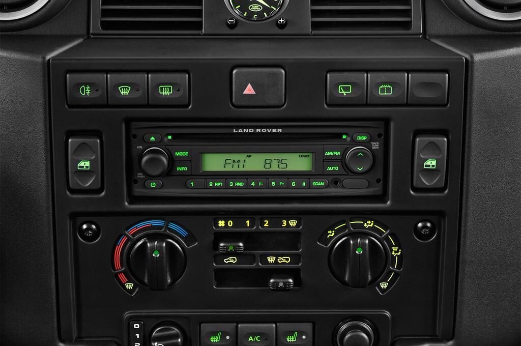 Land Rover Defender (Baujahr 2013) SE 3 Türen Radio und Infotainmentsystem
