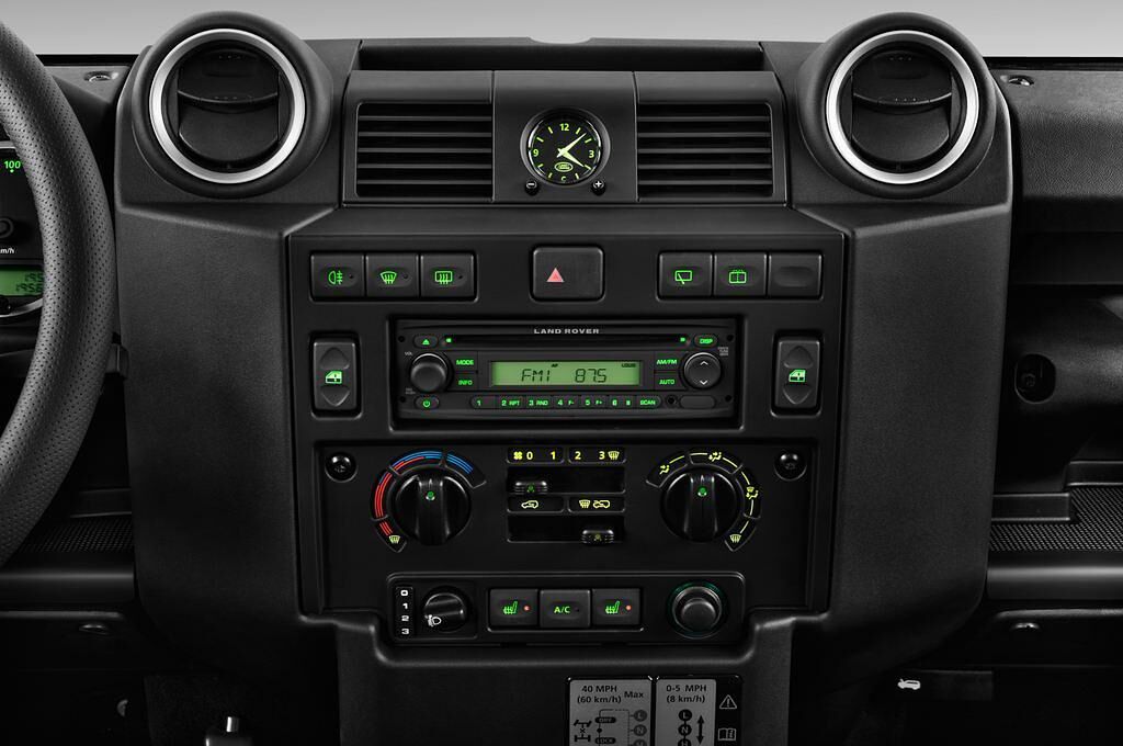 Land Rover Defender (Baujahr 2013) SE 3 Türen Mittelkonsole