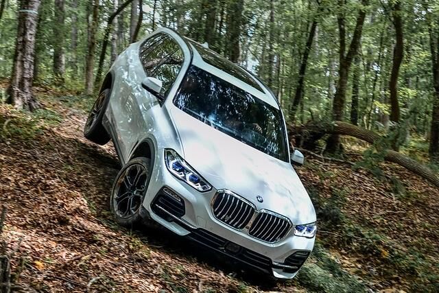 Erstmals wird für den BMW X5 ein Offroad-Paket angeboten. Das permanente Allradsystem wirft selbst dann nicht das Handtuch, falls es mal härter zur Sache geht
