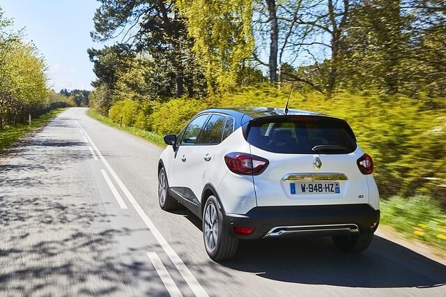Dank seiner leicht erhöhten Karosserie kann man bequem in den Renault Captur einsteigen