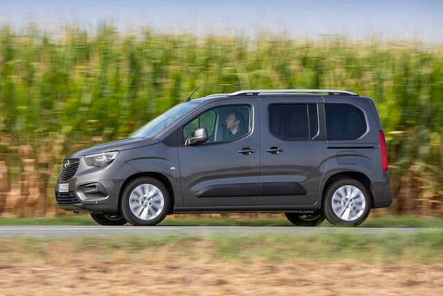 Flankiert wird der Dreizylinder von einem 1,5-Liter-Diesel, der in drei Ausbaustufen mit 56 kW/76 PS, 75 kW/102 PS und 96 kW/130 PS offeriert wird