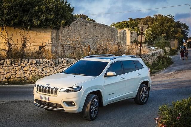 Der Jeep Cherokee 2.2 MJ erreicht nach 9,3 Sekunden Landstraßentempo