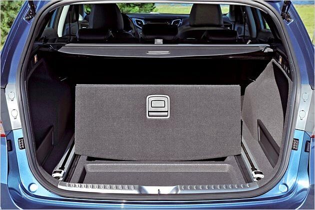 Unter dem Ladeboden im Kofferraum befindet sich zusätzlicher Stauraum