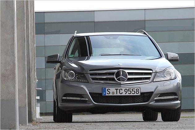 Den kombinierten Verbrauch des C 250 CDI T gibt Mercedes mit 5,1 bis 5,3 Liter auf 100 Kilometer an