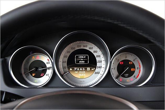 Die Instrumente im Alu-Look bringen sportliche Akzente ins Cockpit