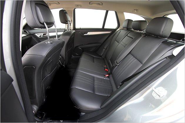 Für die Hinterbänkler könnte es mehr Kniefreiheit geben, insgesamt geht das Platzangebot in Ordnung