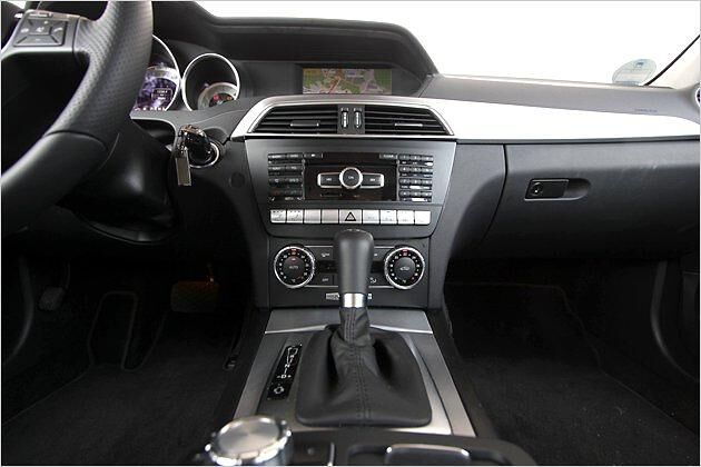 Während Mercedes bei vielen Modellen den Automatik-Wählhebel hinter das Lenkrad verbannt hat, sitzt er bei der C-Klasse noch auf der Mittelkonsole