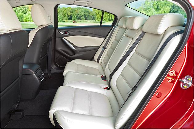 Passagiere im Fond können sich über viel Beinfreiheit freuen