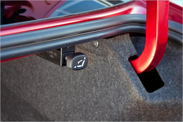 Die Entriegelung vor dem Umklappen der Rücksitzlehnen kann bequem vom Gepäckraum aus erfolgen