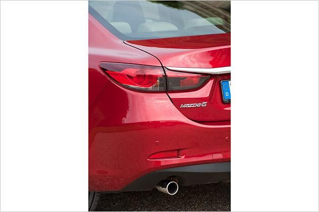 Die Rückleuchten sind zweifarbig gehalten