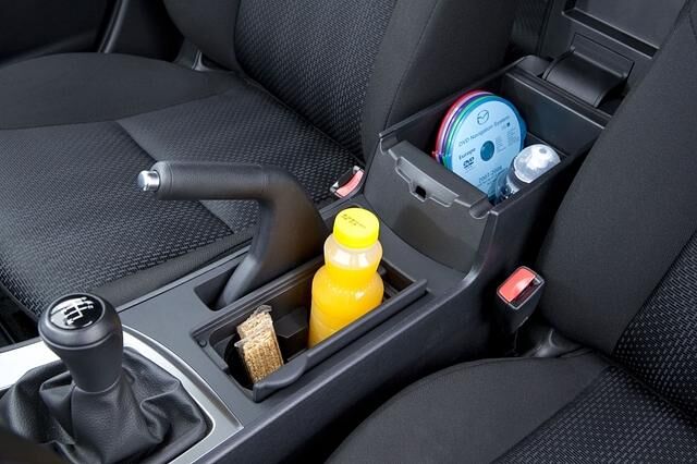 In der Mittelkonsole bietet der Mazda3 Ablagen für Kleinkram