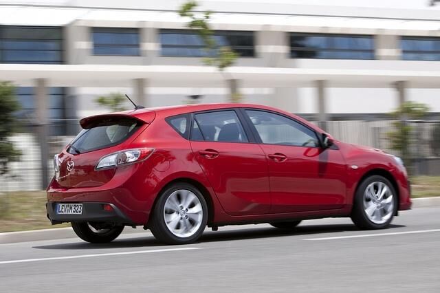 Zweiteilig: Die Heckleuchten verteilen sich beim Mazda3 auf C-Säule und Heckklappe