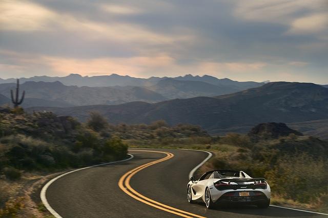 Im Gegensatz zu seinen Konkurrenten probt der McLaren bei all der Raserei allerdings einen eher leisen Auftritt