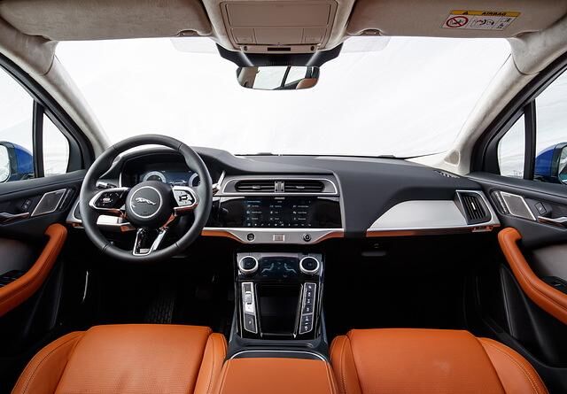   Im Cockpit gibt sich der I-Pace digital und hochmodern 