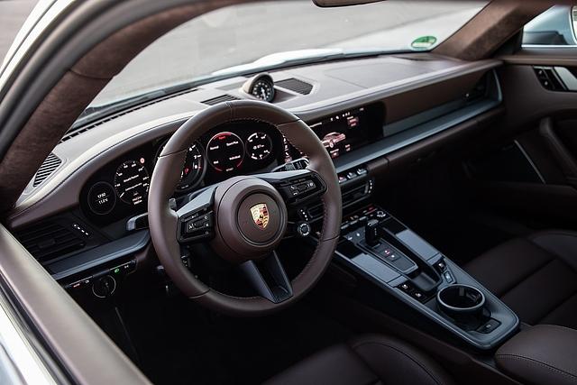 Das Cockpit ist deutlich entschlackt