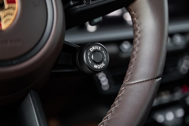 Mit dem Drehrad stellt man den Fahrmodus ein