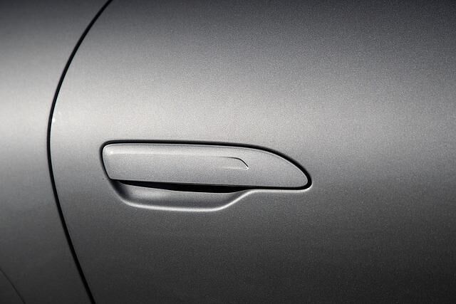 Die versenkbaren Türgriffe sind schick