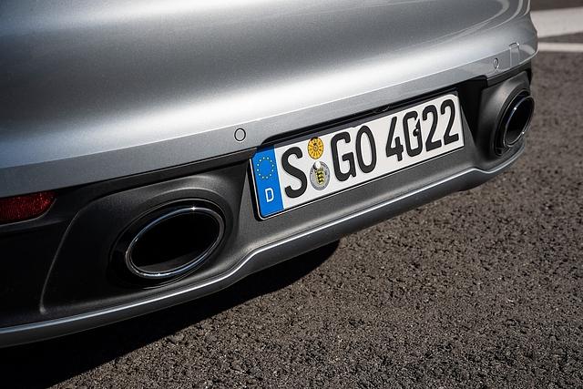 Die beiden Auspuffrohre sitzen wieder weiter außen