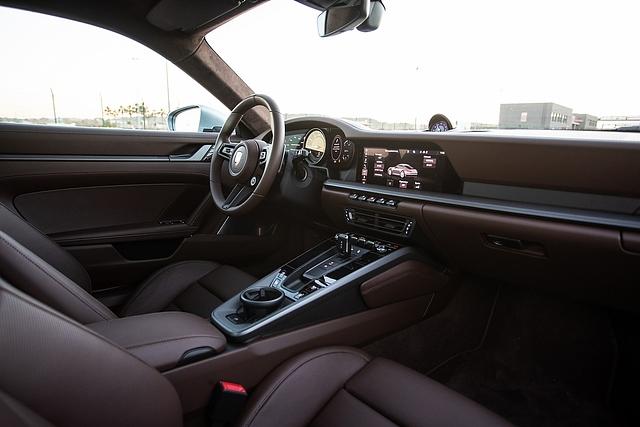 Das Cockpit nimmt optische Anleihen bei der 964-Baureihe