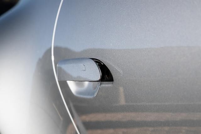 Beim Öffnen der Türen sind die versenkbaren Knöpfe fummelig