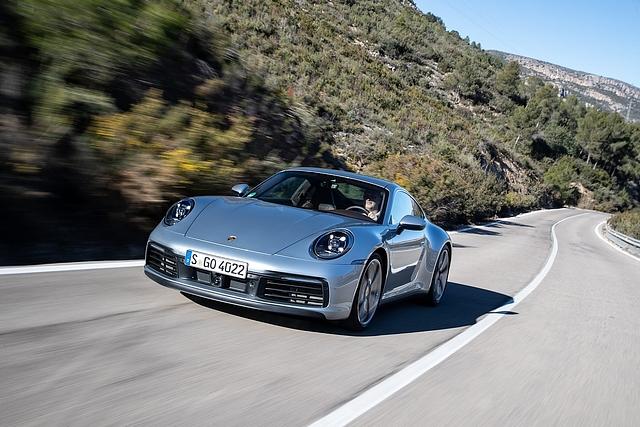 Porsche 911 Carrera S schafft nach 3,7 Sekunden Landstraßentempo