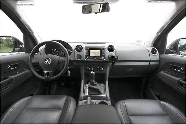 Zwischen Fahrer und Beifahrer befindet sich eine breite Mittelarmlehne