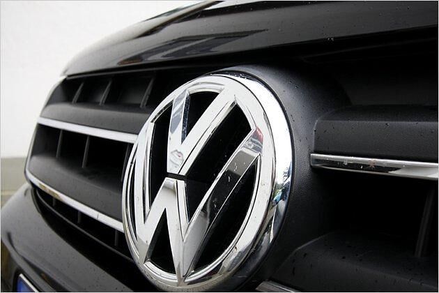 Wuchtig prangt das VW-Emblem am Kühlergrill