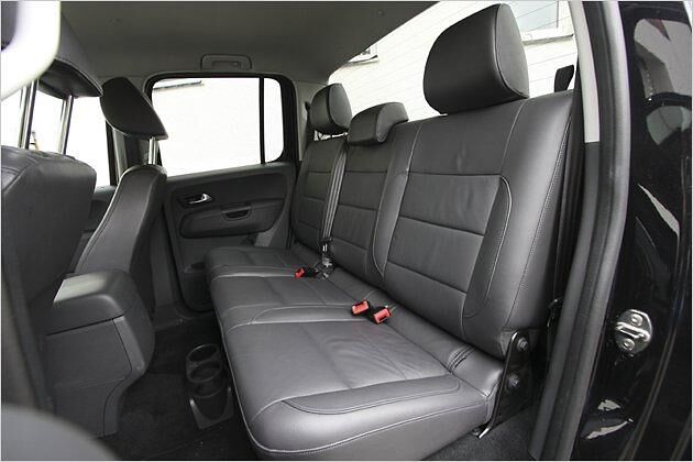 Auf der hinteren Sitzbank finden drei Personen Platz