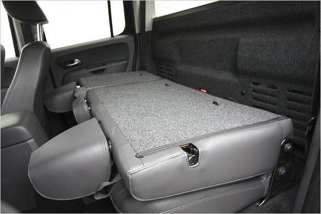 Die Lehne der Rücksitze lässt sich auch als Ablage verwenden