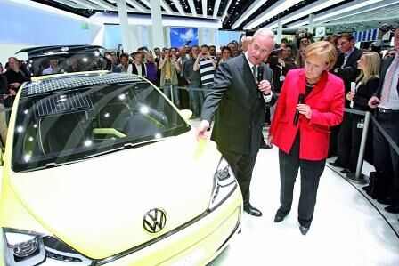 VW E Up! mit VW-Chef Martin Winterkorn und Bundeskanzlerin Merkel