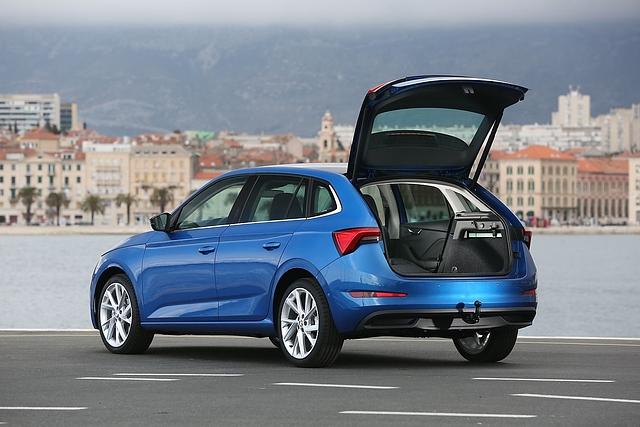 Die Heckklappe schwingt weit auf