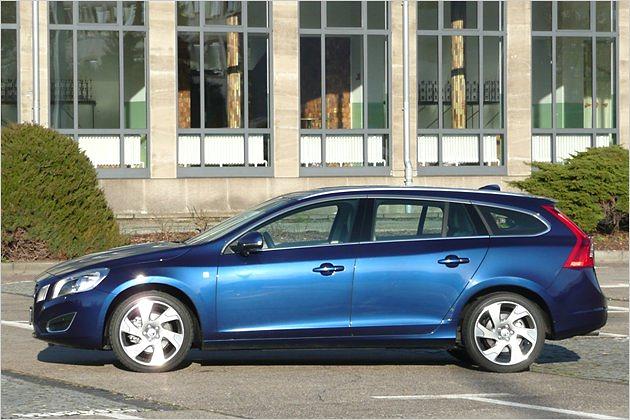 Dank nach hinten abfallender Dachlinie wirkt der V60 dynamisch