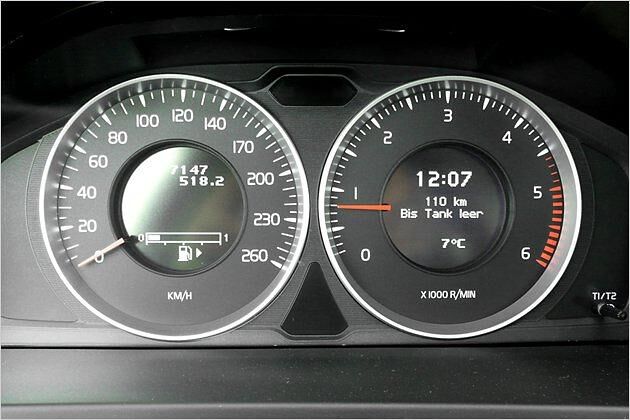 Über die beiden Rundinstrumente lassen sich die wichtigsten Fahrdaten klar ablesen