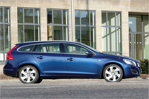 Auch die nach hinten aufsteigende Schulterlinie lässt den V60 sportlich wirken