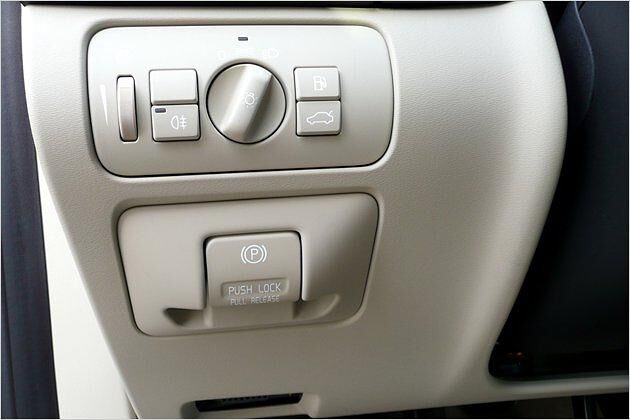 "Push Lock": Dieser Knopf muss zum Einlegen der elektrischen Parkbremse gedrückt werden