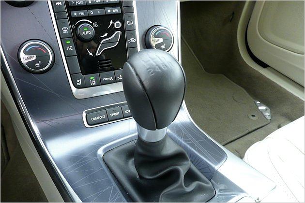 Der Schaltknauf des V60 D3 Ocean Race sitzt auf einem dicken Aluminium-Rohr